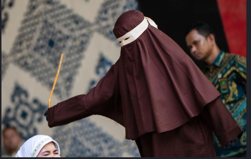 印尼亚齐省（Aceh）今日（2日）执行一宗以伊斯兰教法处罚事件。一名女子与其男伴