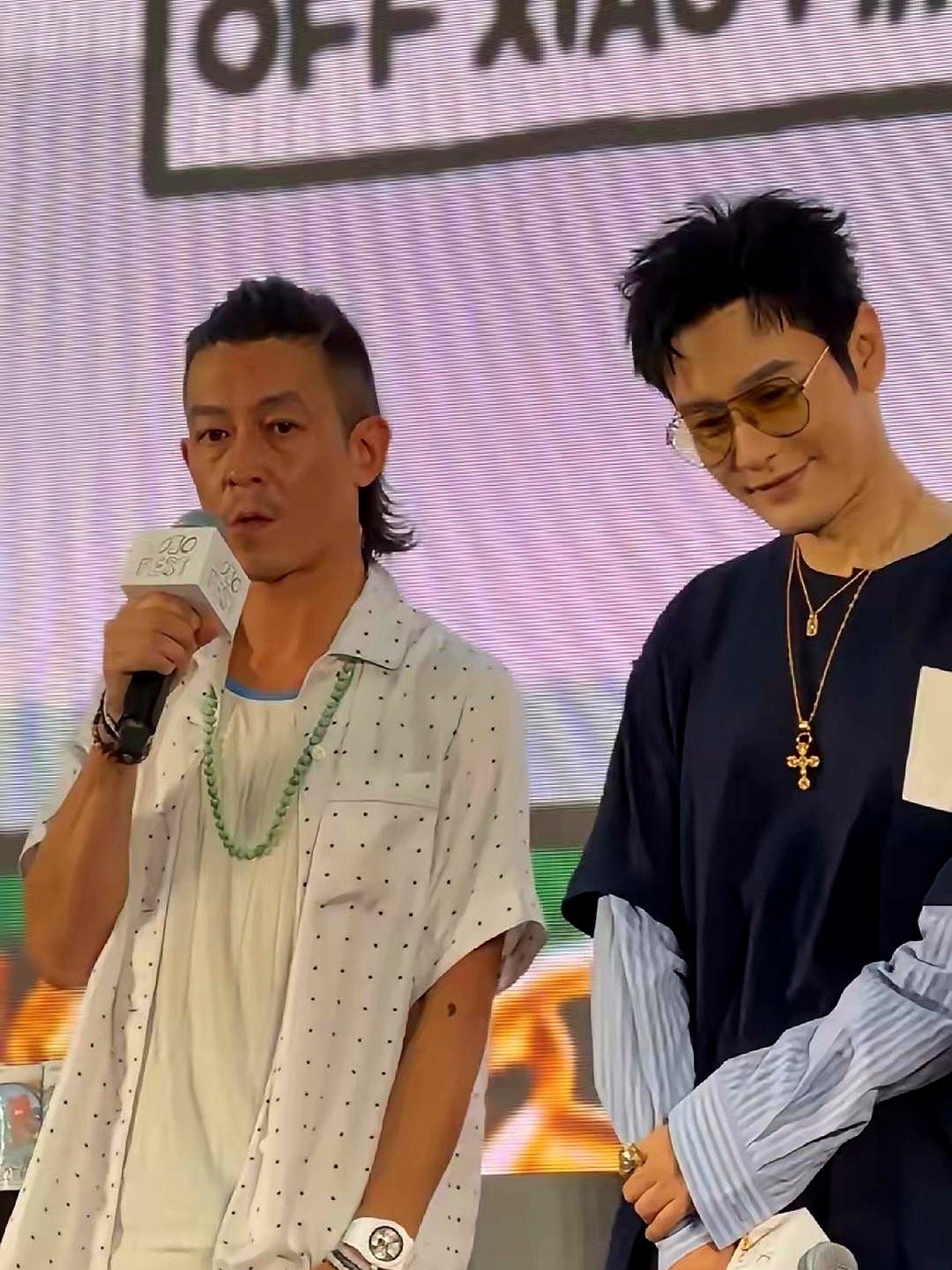 陈冠希笑着抬起手，对面的黄晓明连眼皮都没抬一下。同场活动里，44岁的陈冠希顶着素颜，像张揉皱的旧报纸