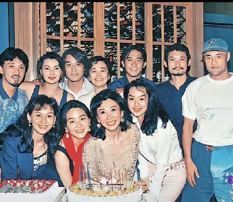 这张照片确实是香港娱乐圈群英荟萃！1992年为庆祝著名电影制片人施南生生日而举办