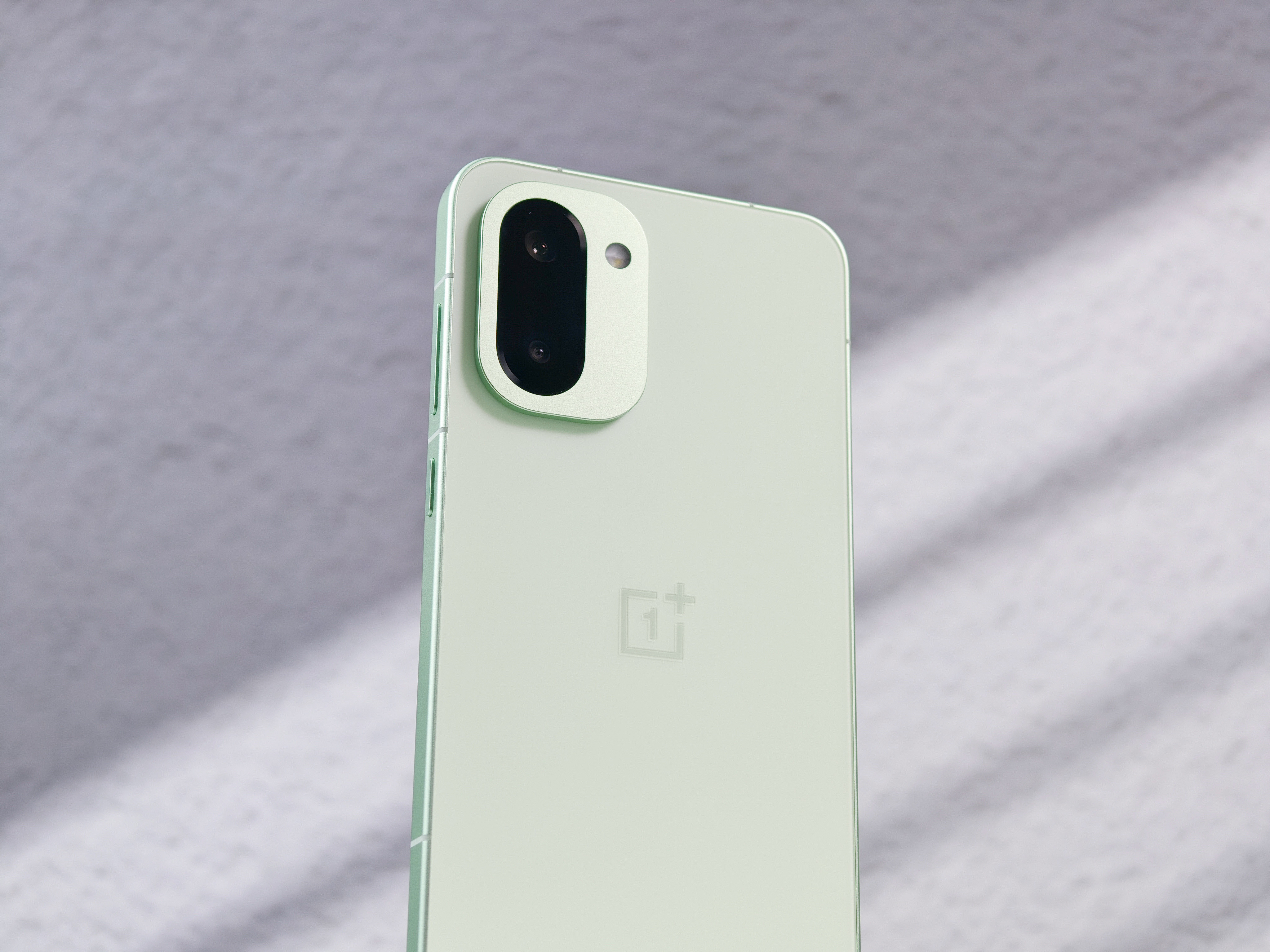 一加Ace6T随手拍，今年这个『掠影绿』配色真的很喜欢，非常小清新，关键游戏手