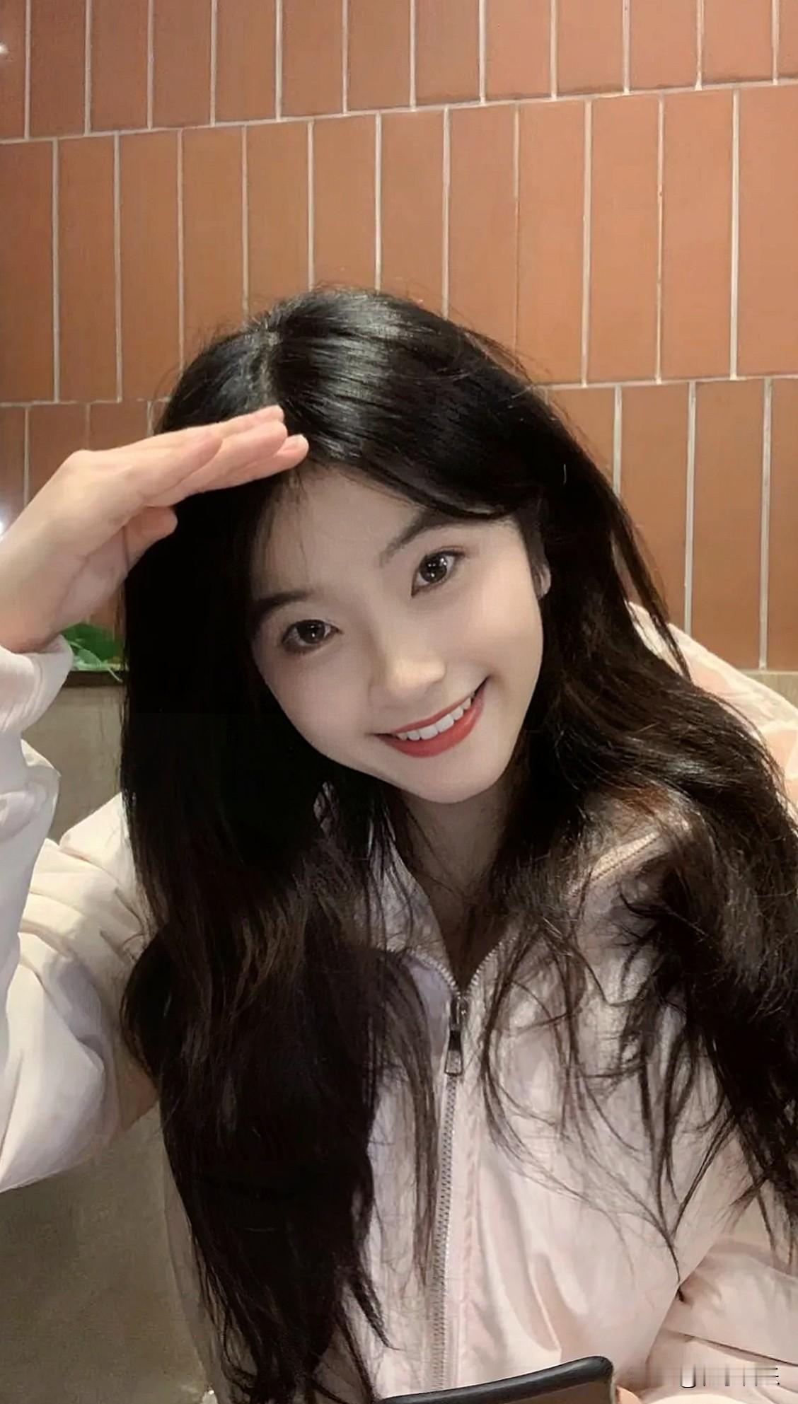 笑靥如花映窗纱，青春年华似锦绣。柔情似水绕指柔，岁月静好如画卷。甜心笑靥手