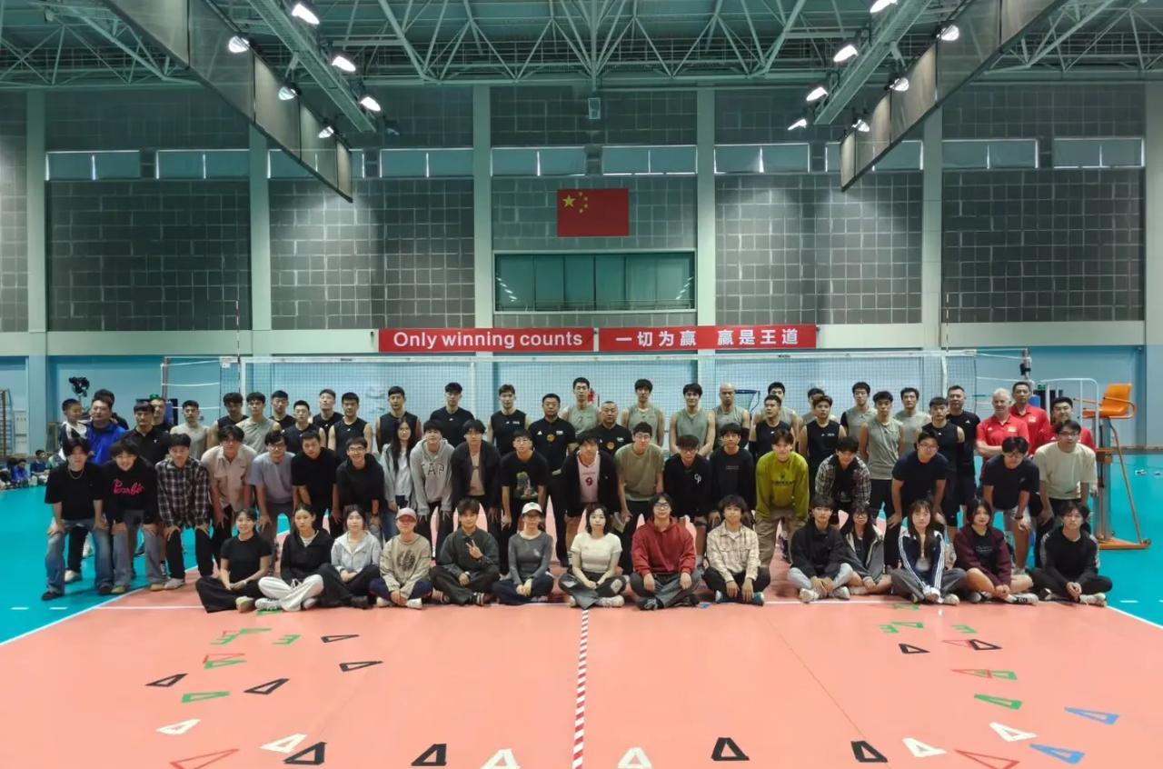 中国男排有新人加入！在最新的照片中，可以看到江苏自由人李天乐出现在国家队训练阵营