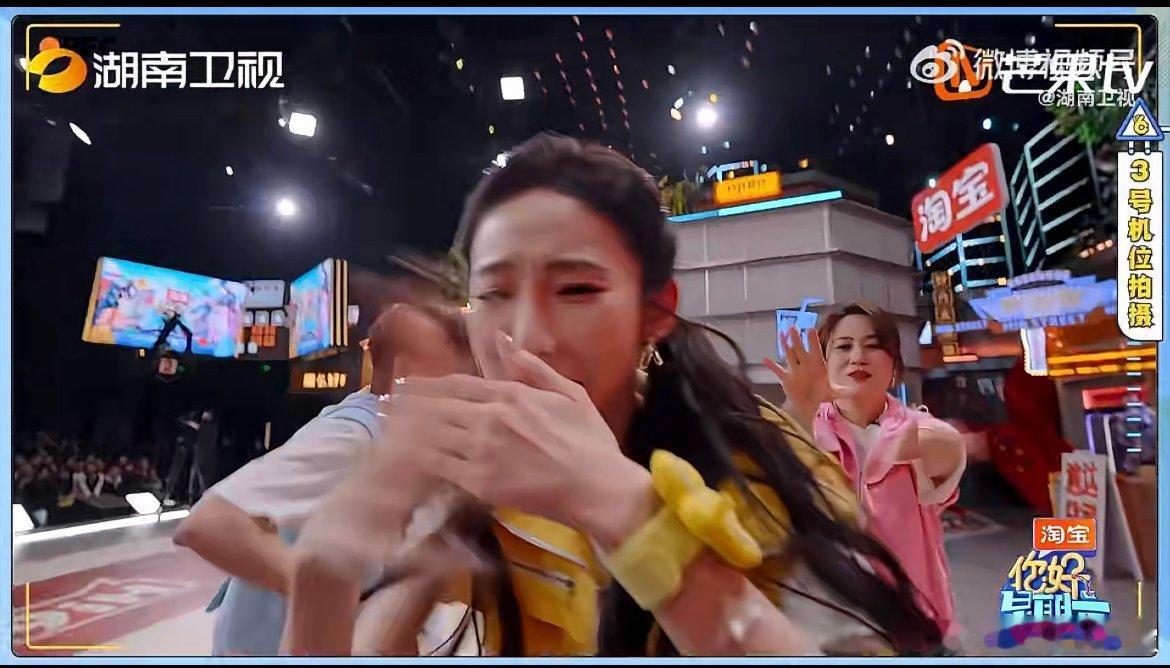 到底是什么给范丞丞熏成这样不管镜头在哪都要扇两下，这执着的样子真的笑不活了！你