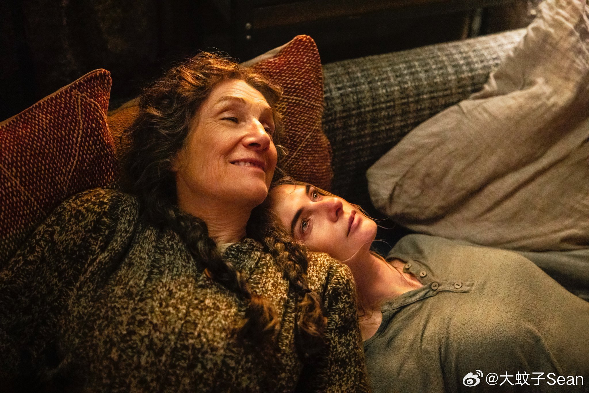 RebeccaFerguson丽贝卡弗格森在主演美剧《末日地堡》的幕后照，该剧