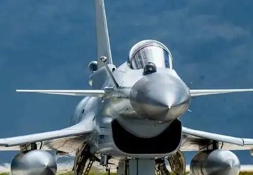 不用歼35出马，歼10铁定能干掉F35！这事，阵风可以证明，北约各国也当场看见了