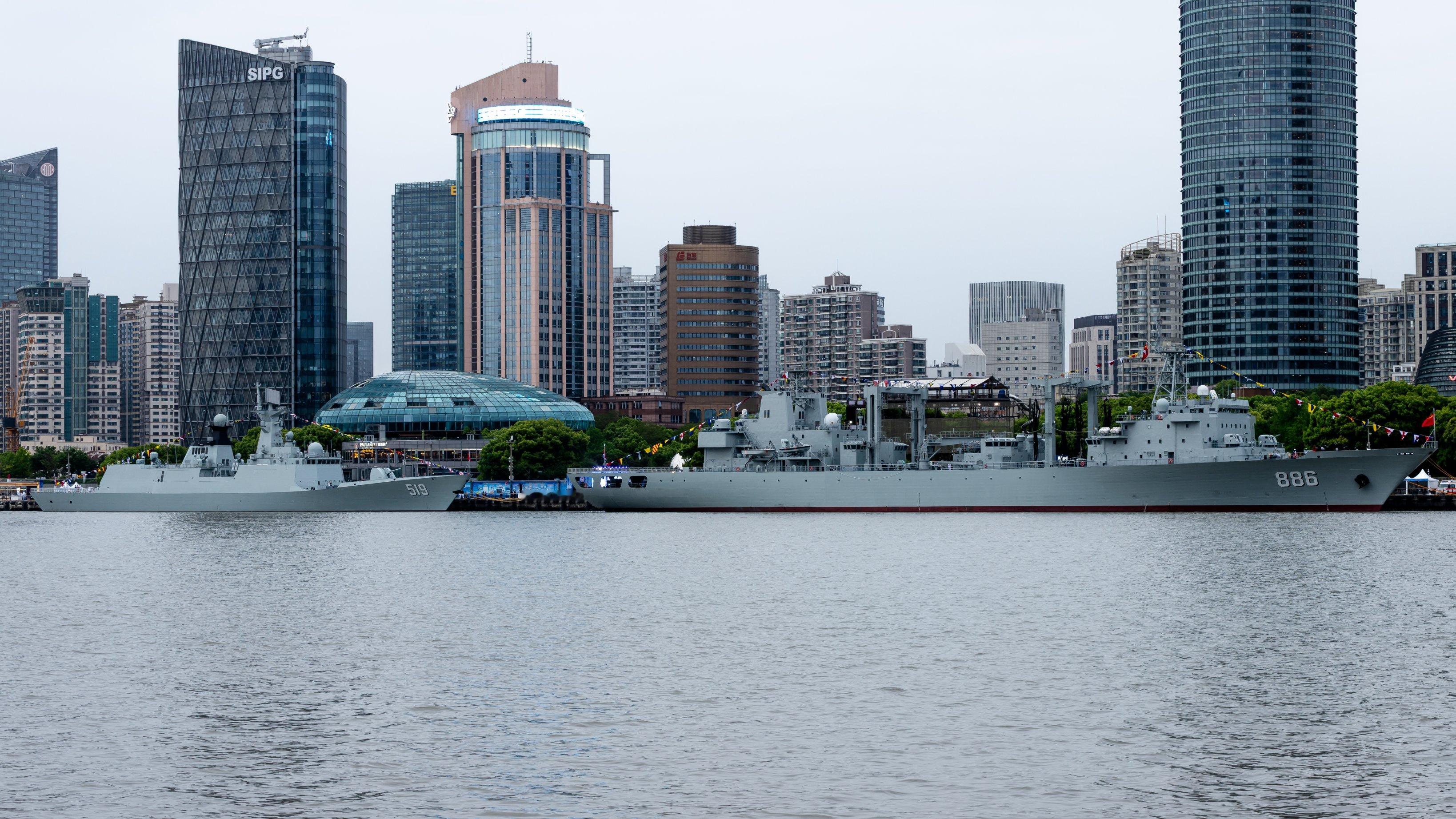 外国游客拍摄的正在上海开放参观的我军改进型054A护卫舰和903型补给舰。
