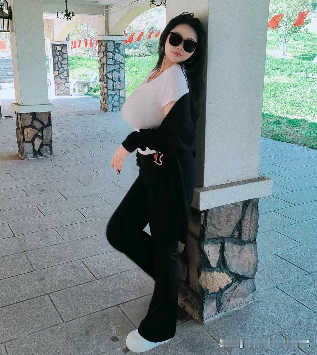 墨镜一戴，的确很帅[大笑][大笑][大笑]