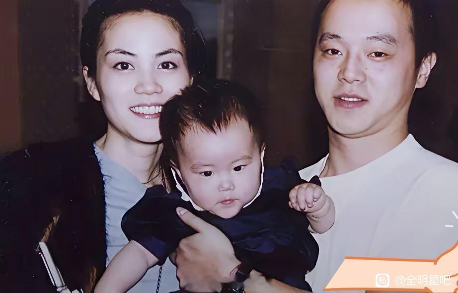 王菲窦唯的旧照，那时他们很幸福啊郎才女貌，王菲生了窦靖童以后，窦唯才变了。