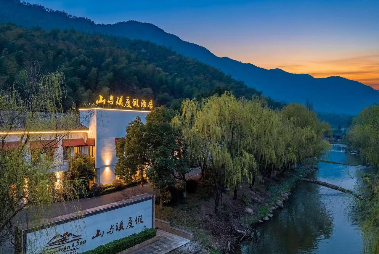 🌿再安吉鄣吴镇，藏着一家超避暑的度假酒店，前靠小溪后靠竹林，海拔适宜、绿意环绕