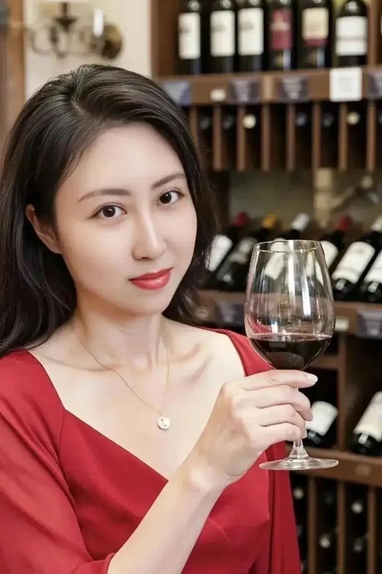 贾浅浅论文被调查了要是真有问题了她的教师资格怕是保不住了，损失更大的是，老师