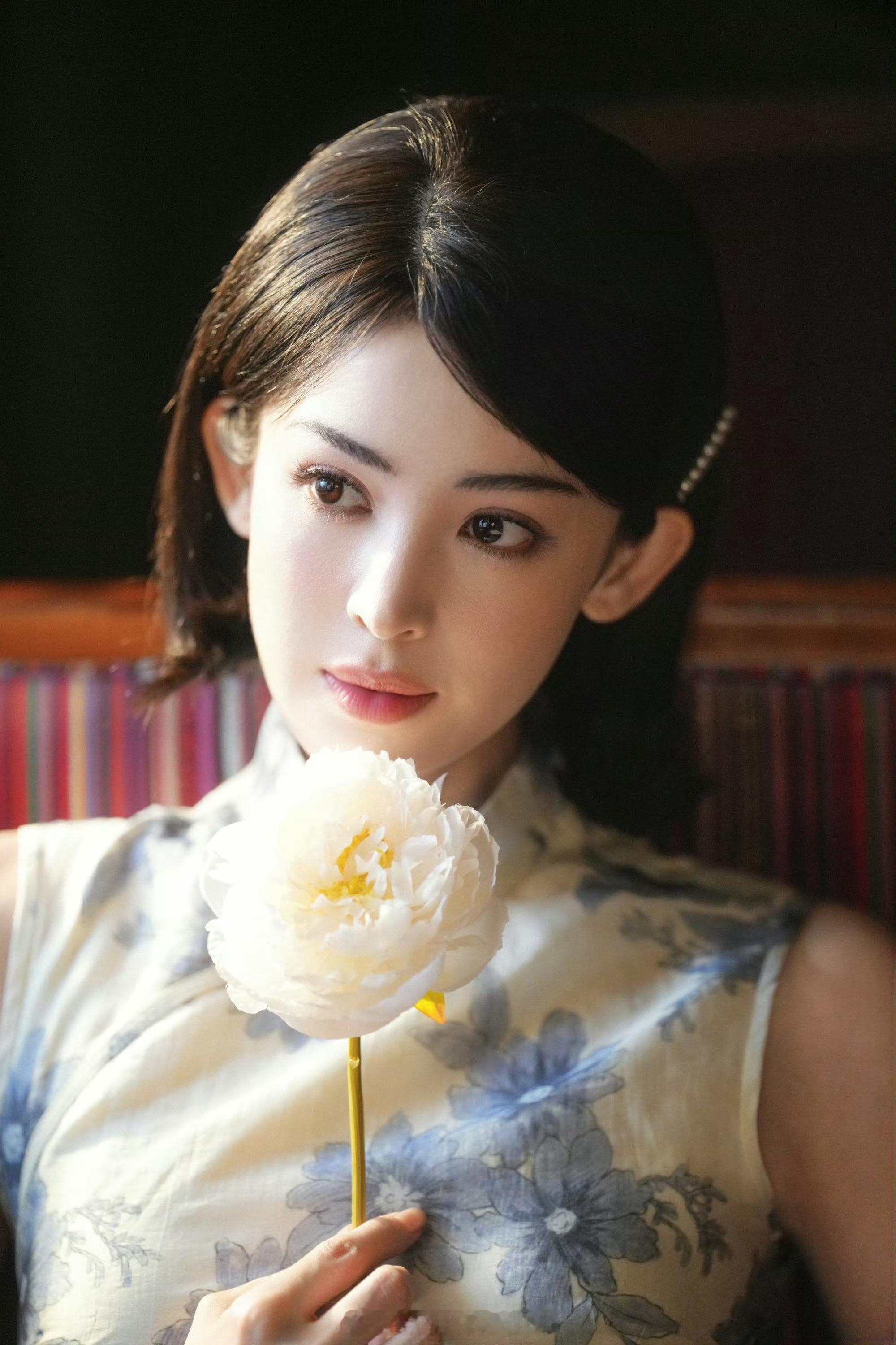 娜扎我愿称娜扎为最适合民国造型之人，浓颜美女穿旗袍就是惊艳四方、就是
