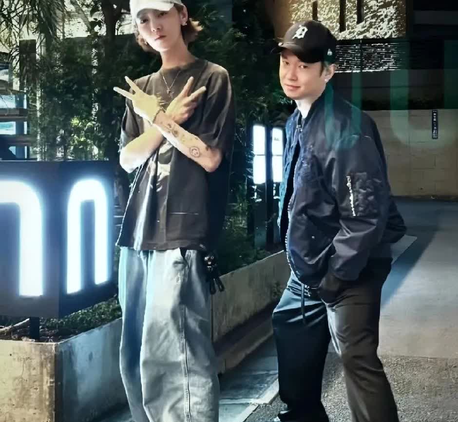 我闺蜜在上海街头偶遇鹿晗，直接把我对他身高的认知干碎了。闺蜜净身高172，