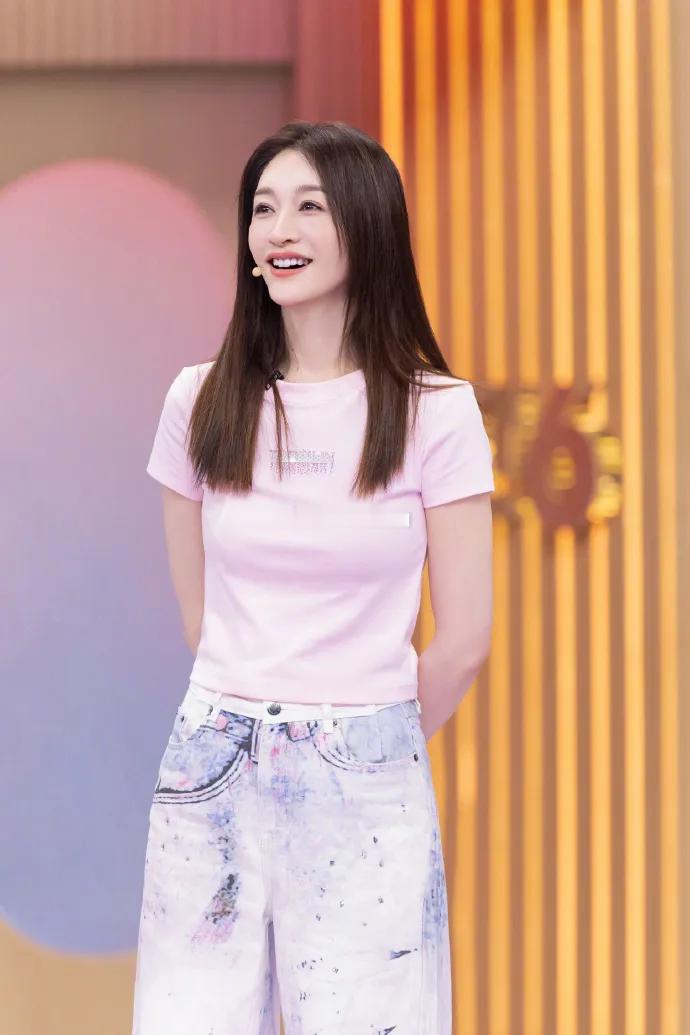 李小冉在出席综艺活动的时候搭配的很漂亮，看上去像个靓丽的少女。李小冉上身穿粉色的