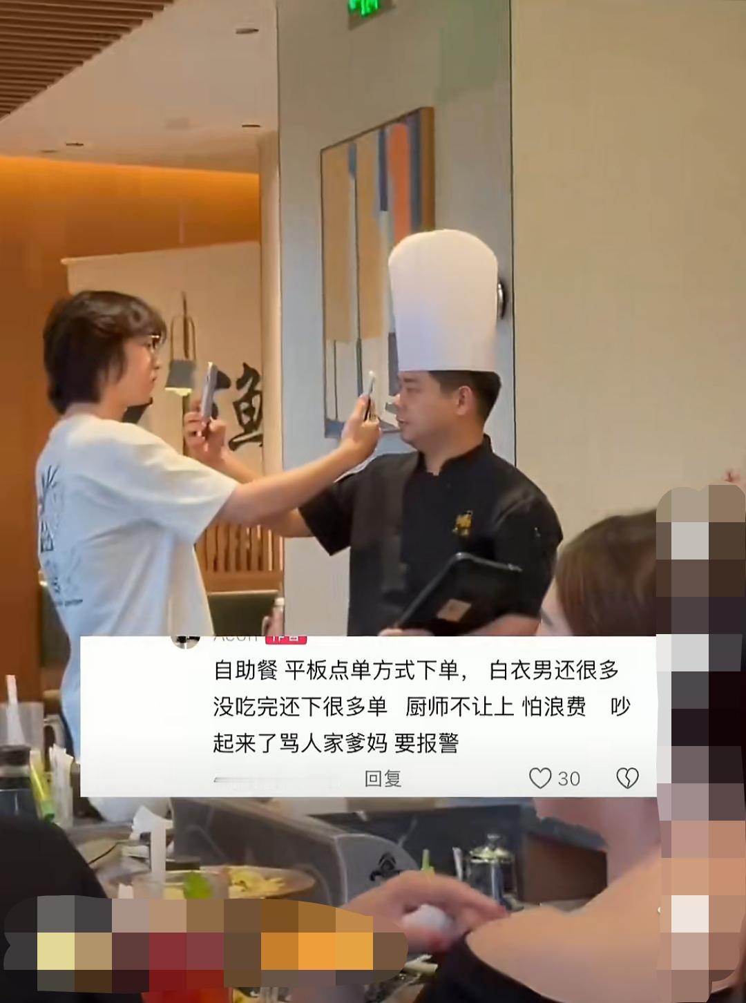 自助餐厅内，点单方式是用平板电脑下单，白衣男子还有很多没有吃完，还在下很多单，厨