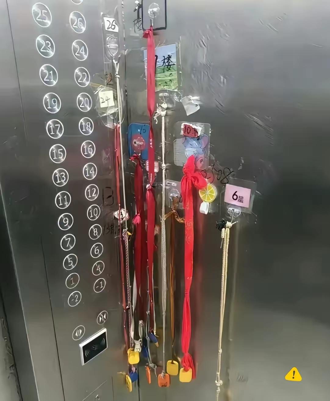 破防了！电梯里这几根不起眼的拉绳，才是城市最暖的底色！外卖小哥背着沉甸甸的餐