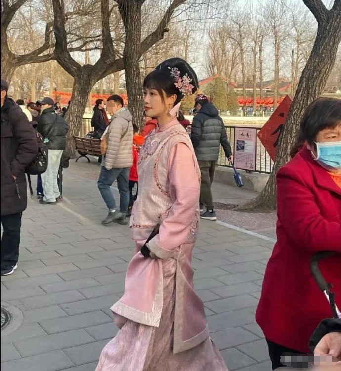 不得不说女明星的花期是真的长啊34岁的蓝盈莹和演甄嬛传浣碧时一点变化都没有。​