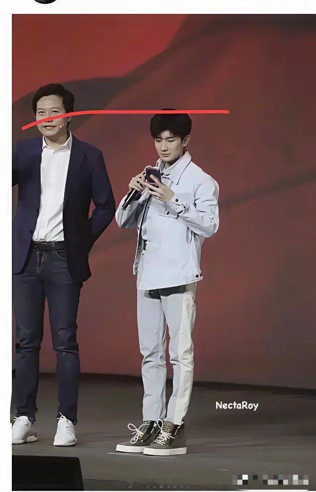 万万没有想到，男神现实中居然那么矮，白瞎我看了十几年电视，现在才知道。[捂脸哭]