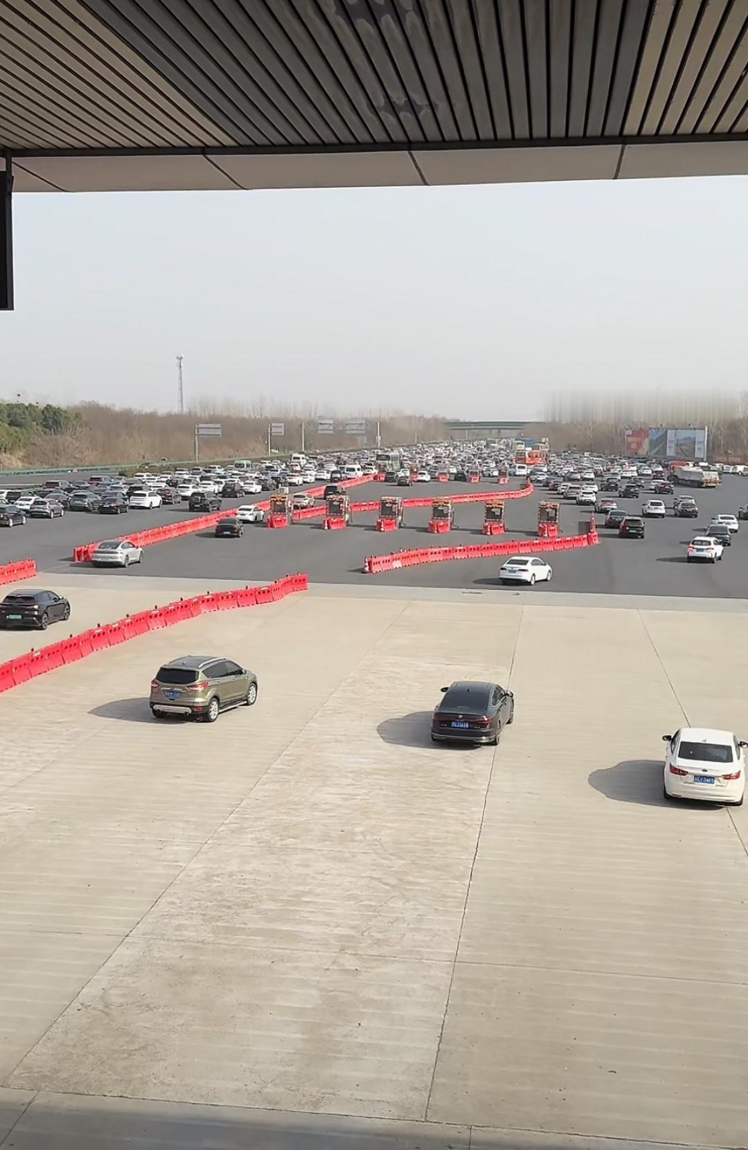 2月22日沪陕高速公路吴庄收费站的情景！进入南京之后，车流量就非常非常大了，