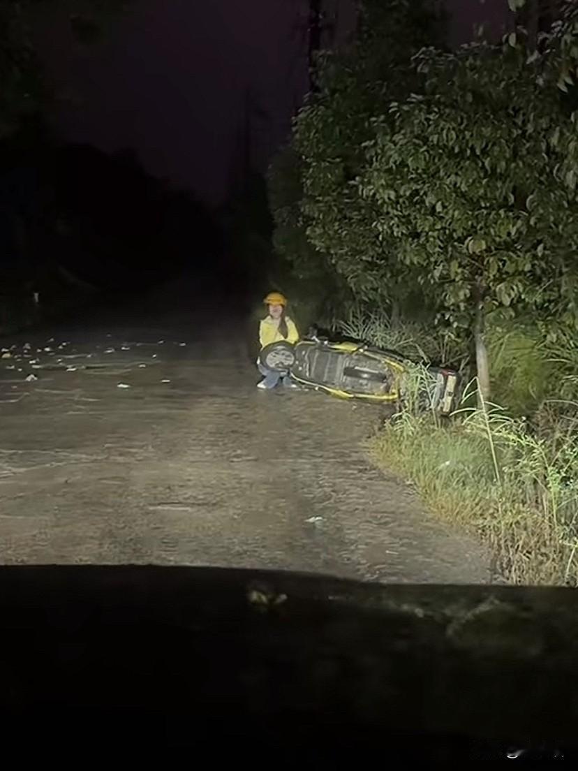 湖南怀化，女子在雨夜抄近路回家时发现路边有一个女孩在哭。女子刚开始以为是碰瓷，她