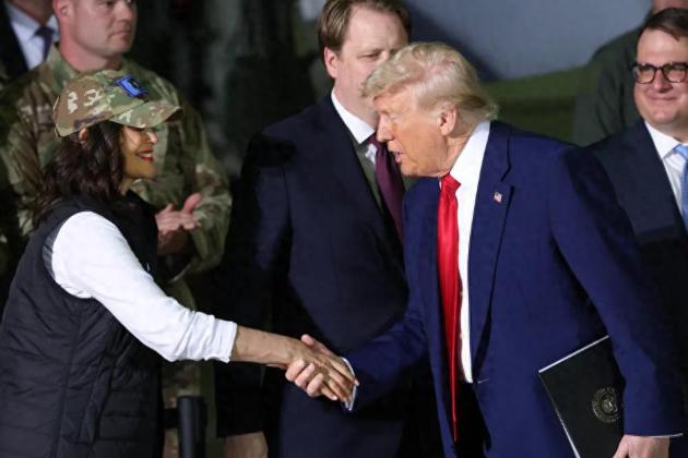 美国政坛上演了一幕让所有人都没想到的戏码。民主党籍密歇根州长惠特默，在民主党大佬