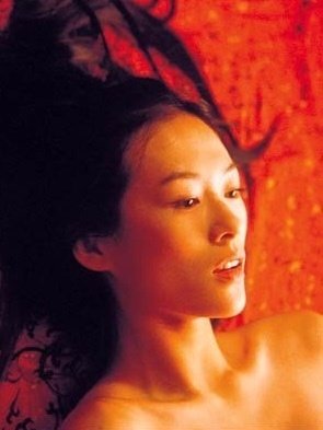 2002年，《英雄》中的章子怡。“红衣红烛，是眼前或天尽处。”​