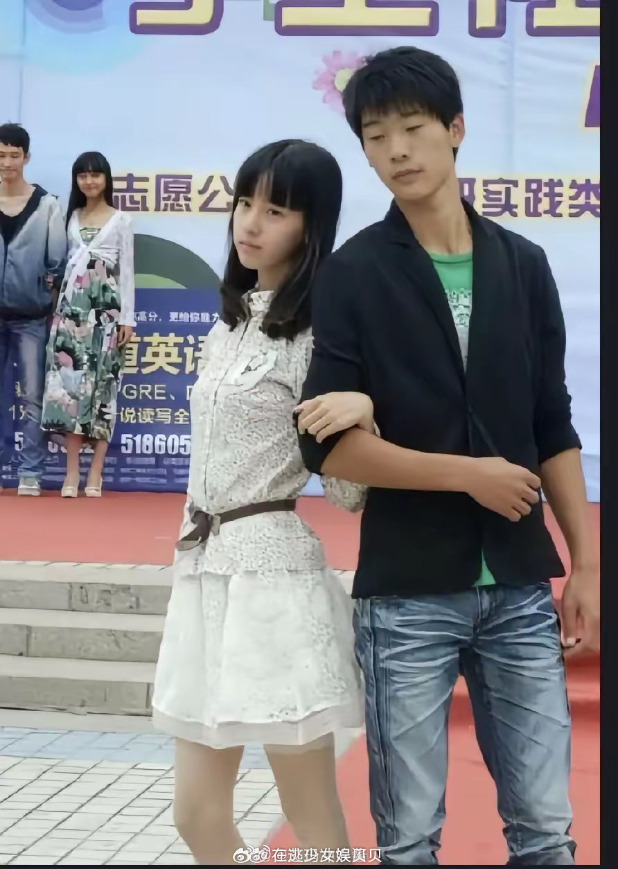 说陈都灵普通的，她就是因为当年校花评选第一名，所以才被苏有朋选中演左耳出道的，怎