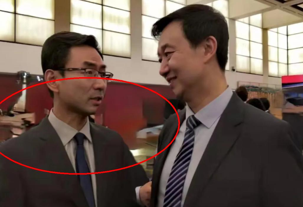 国防部发言人换人了！吴谦大校突然从官网名单消失，全网炸锅。这哥们太有辨识度了。