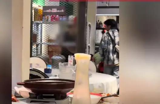 湖南长沙，网友在某餐厅吃饭时，撞见令人作呕的一幕：餐厅员工竟把客人没吃完的米饭，
