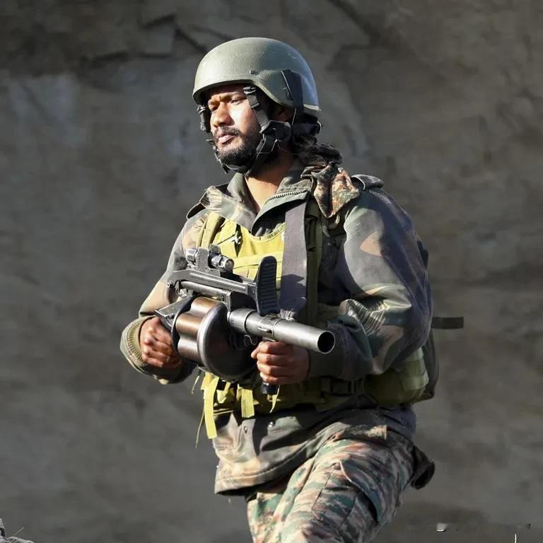 印度陆军士兵配备OFB榴弹发射器（南非产品的克隆）