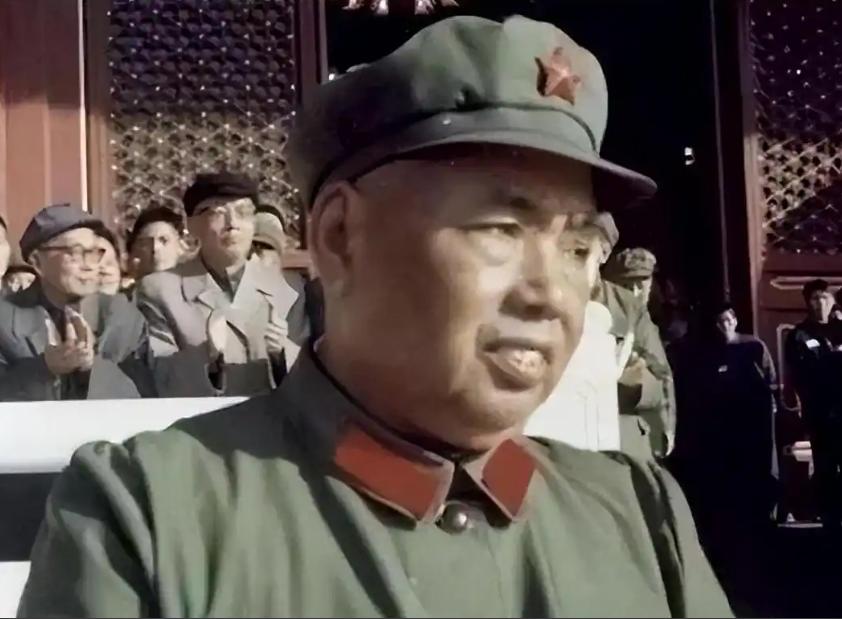 1962年，南京军区司令许世友会后，前去餐厅用餐。他望见1位老战友坐在角落里，低