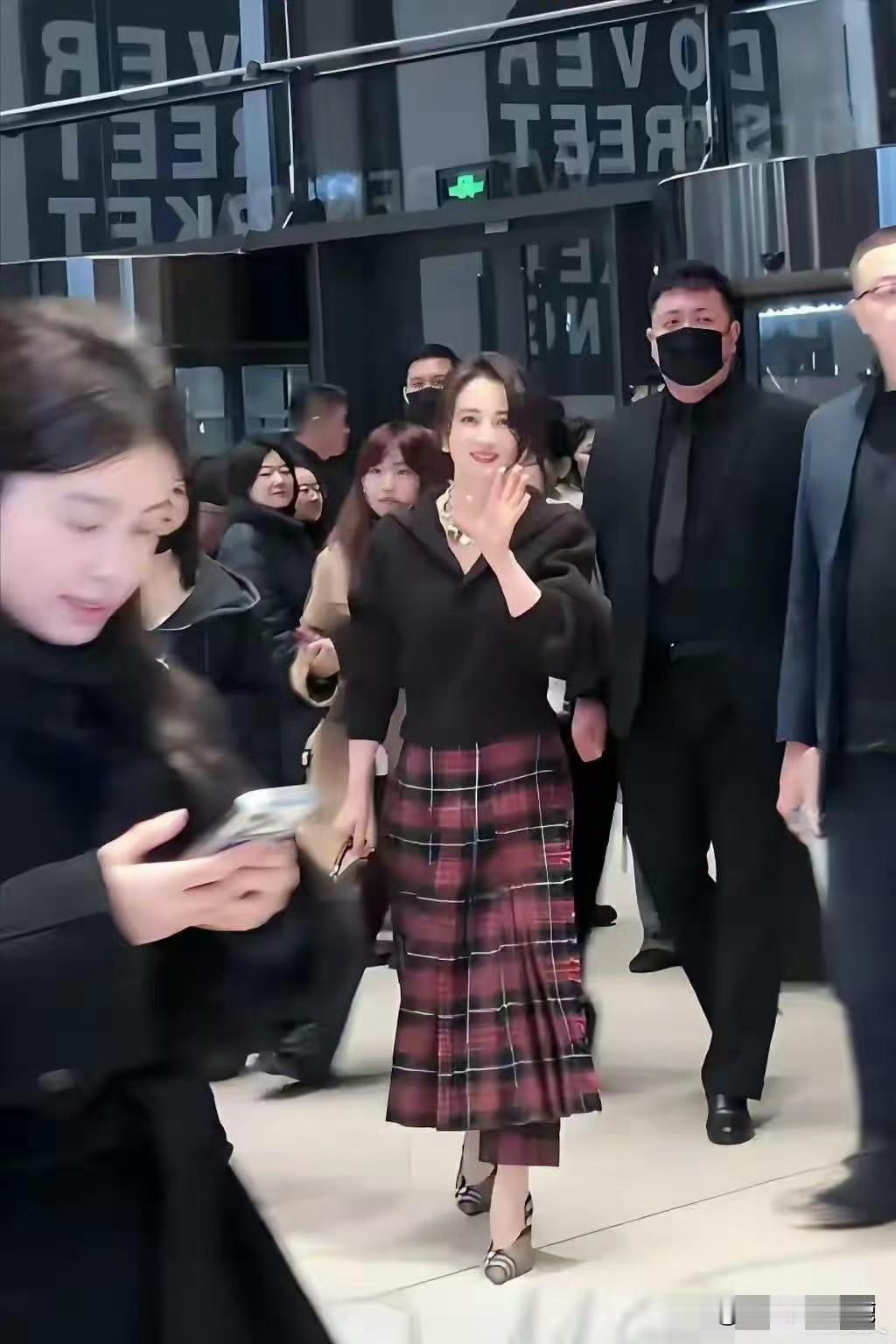 50岁的蒋勤勤现身王府井的公开活动现场，她身姿高挑，皮肤状态颇佳，整体状态全然不