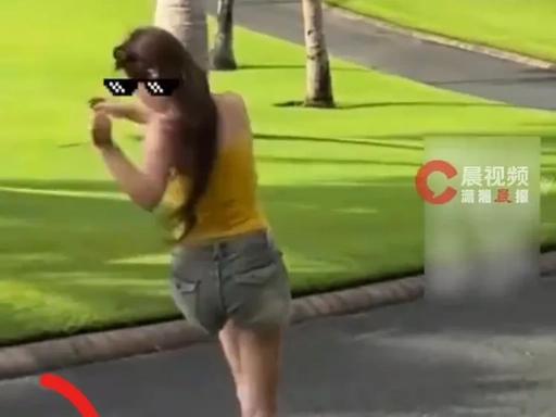 后怕！海南三亚，一位美女正对着镜头美美地摆姿势，殊不知死神已经盯上了她。就在她身