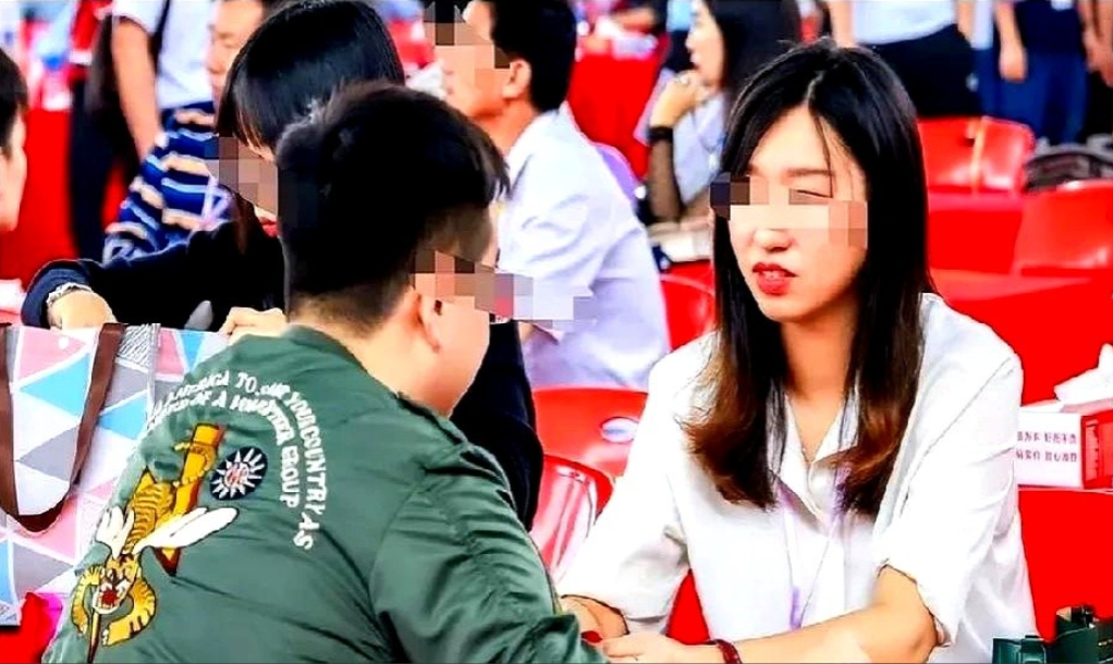“白嫖到自己头上了”4月，一女子相亲，带了23人的亲友团，一顿饭吃了近2万，男子