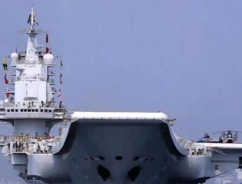 004航母合拢收官，12万吨巨舰碾压美福特级，命名悬念拉满沸腾全网！国产004型