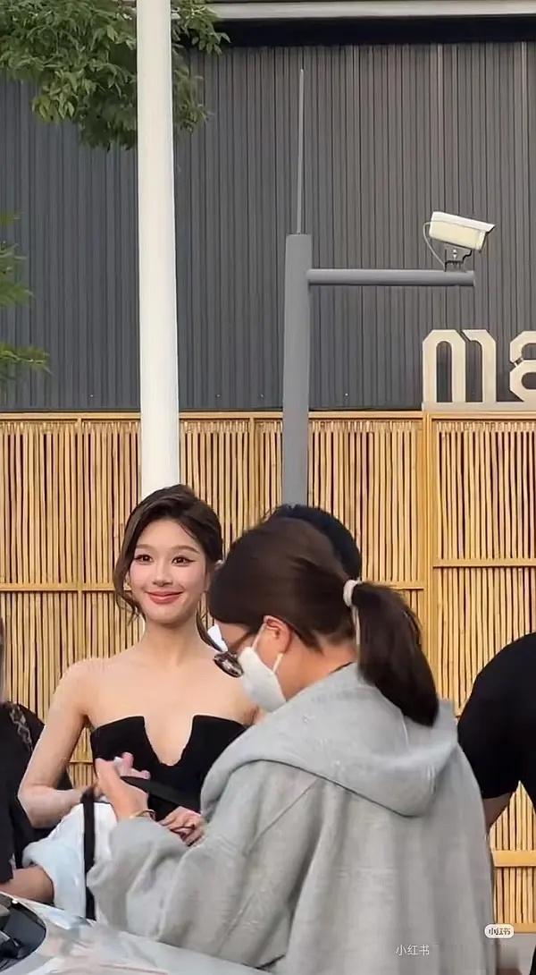 赵露思到底什么审美一眼看过去先注意到的只有👄