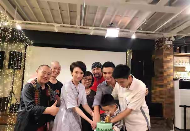 何晴的儿子许何跟继母张澍的关系一直挺好的，这些年他一直叫张澍为“澍妈”，两人相处