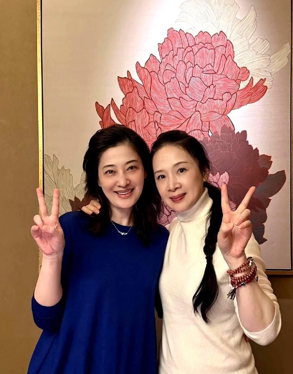 49岁女演员眼角细纹清晰特写，央视黄金档却连续三年为她留位。别信什么中年危机，