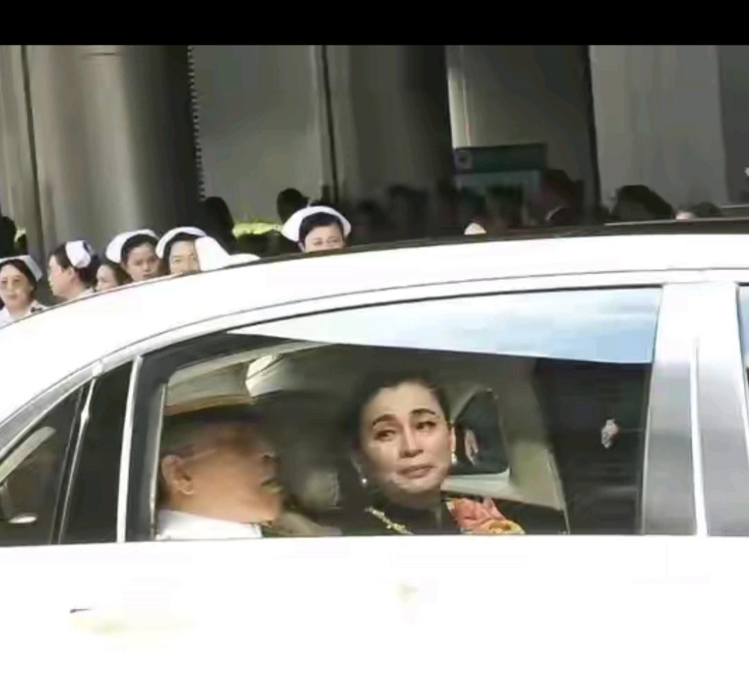 苏提达当后妈真的好称职哦，自己不是帕公主的亲生母亲，开始陪着玛哈去医院接帕公主的