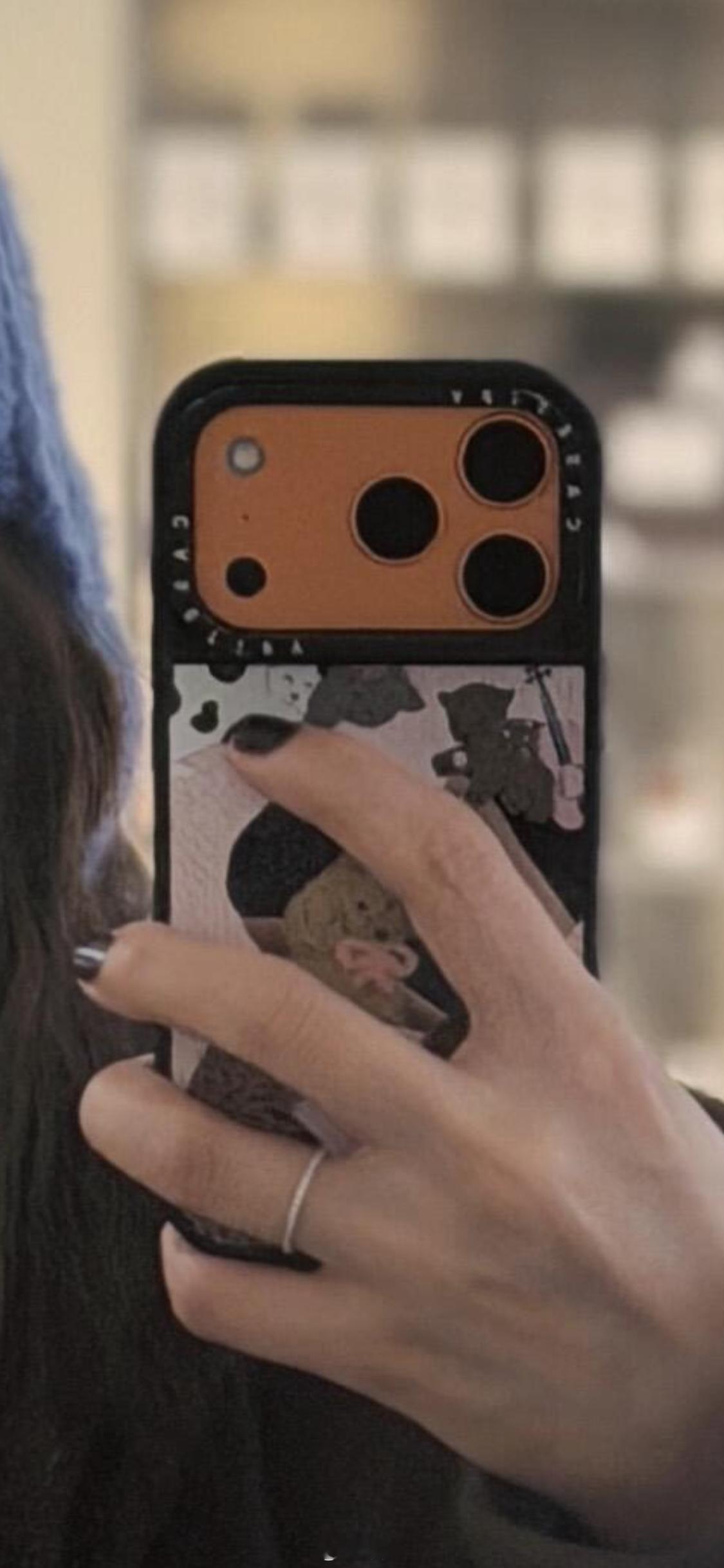 富人新标识：橙色iPhone17ProMax戴casetify手机壳！