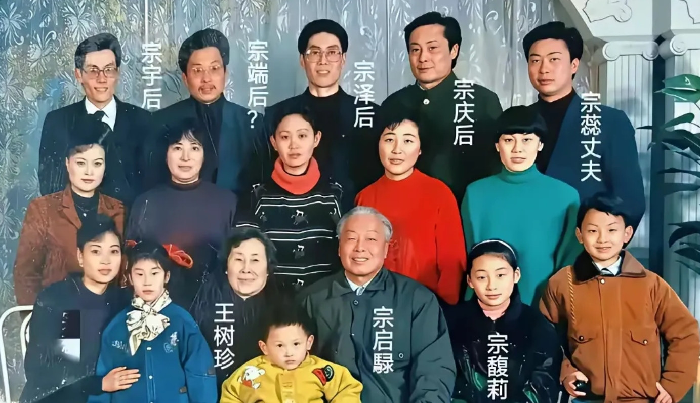 宗庆后早年全家福，照片拍摄于上世纪九十年代初期，合影中包括宗庆后父母及兄弟姊妹全