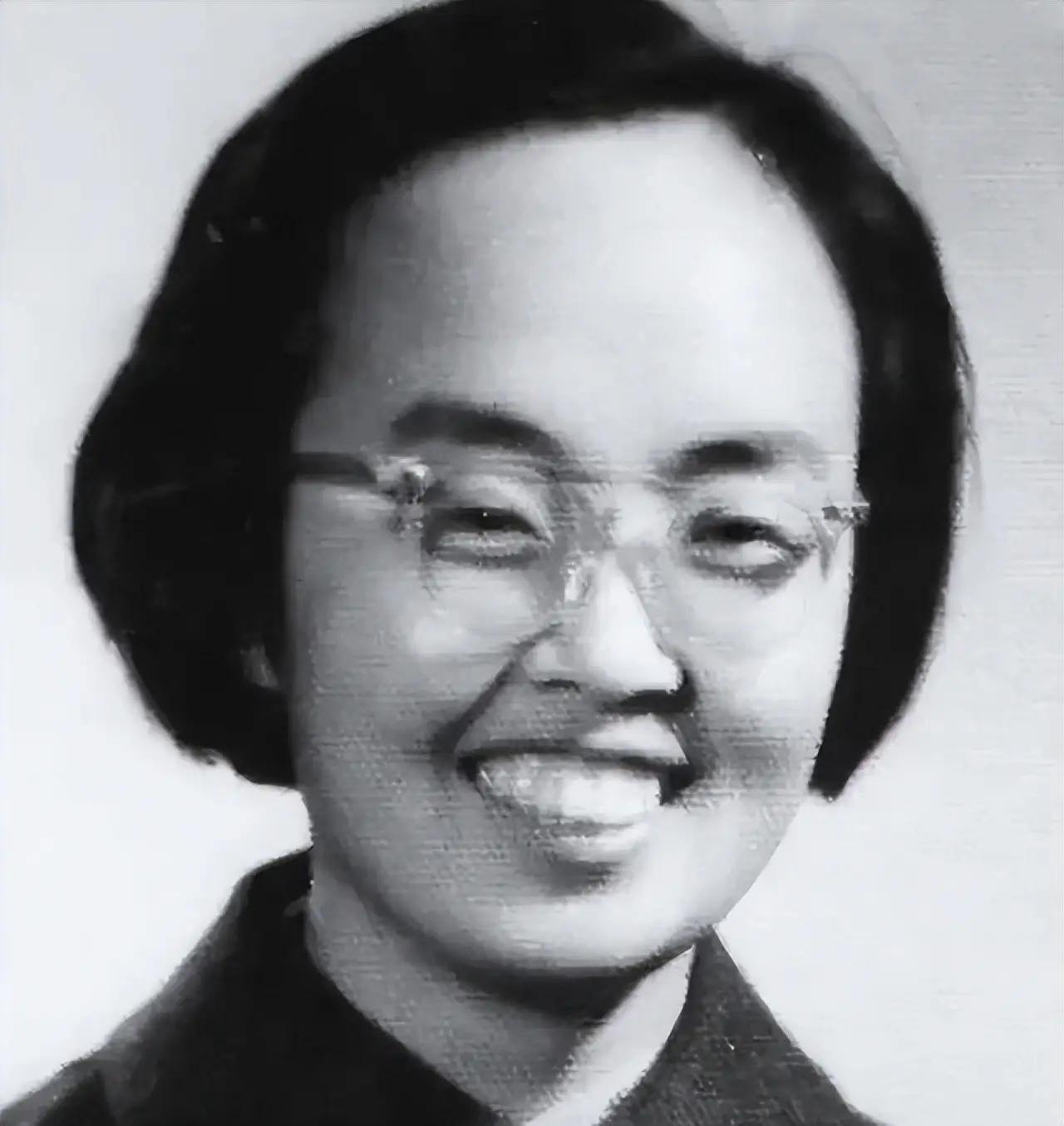 1960年夏季，哈军工院长陈赓正埋头审材料，办公室门猛地被推开，一个扎着粗长辫子