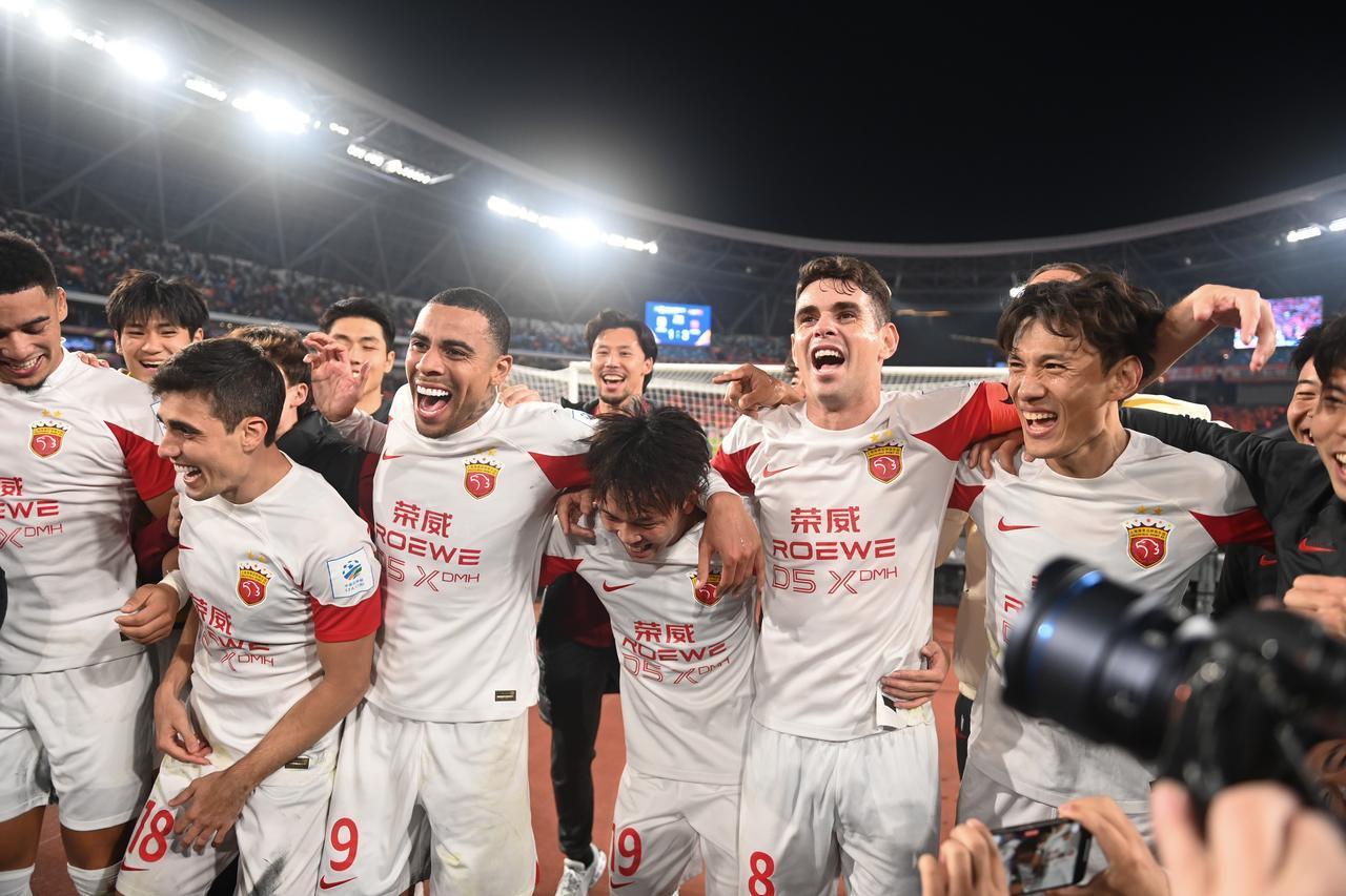 谁能想到，去年还在中超呼风唤雨的三连冠霸主，今年竟被记者一句“一夜回到2013年