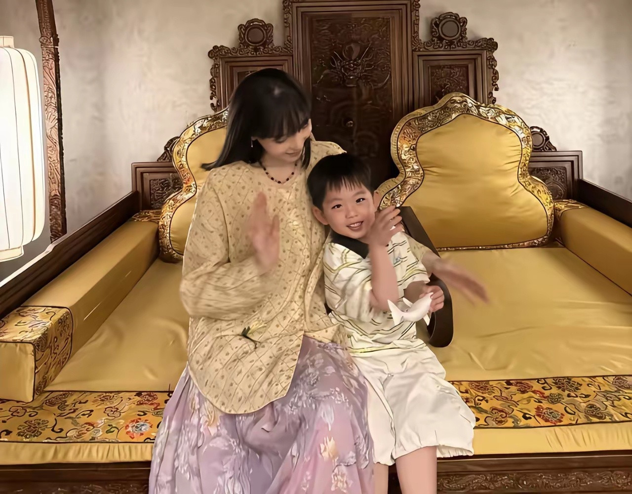 夕又米结婚5周年晒全家福，圈外老公比高晓松帅很多，小儿子4岁、18岁大女儿已出国