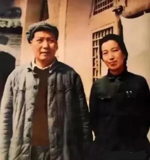 那时，站在延安的窑洞前，毛主席那高大的身躯，朴素的像一位中国的大伯大叔，充满着无