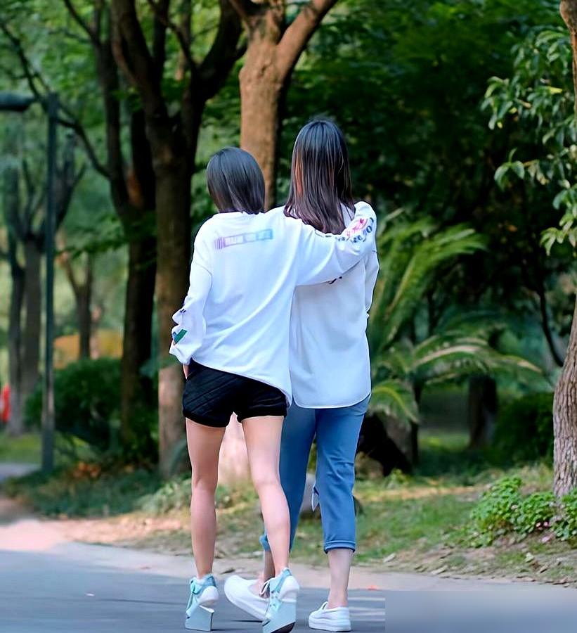 159的王子文遇上172的蒋欣，这哪里是同框，简直是大型“公开处刑”现场！