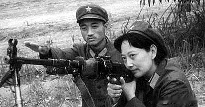 王将军这是拿的什么机枪？好像没见过，有认识的朋友吗？怎么没有弹匣？也没有弹