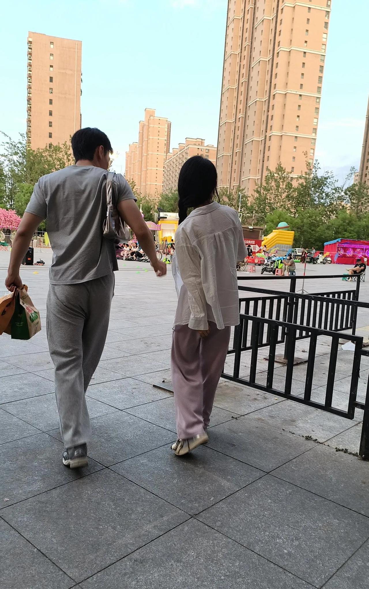 在广场上看到过不少的年轻女孩头上梳着一个辫子，很随意的梳着一个，看着又年轻又时尚