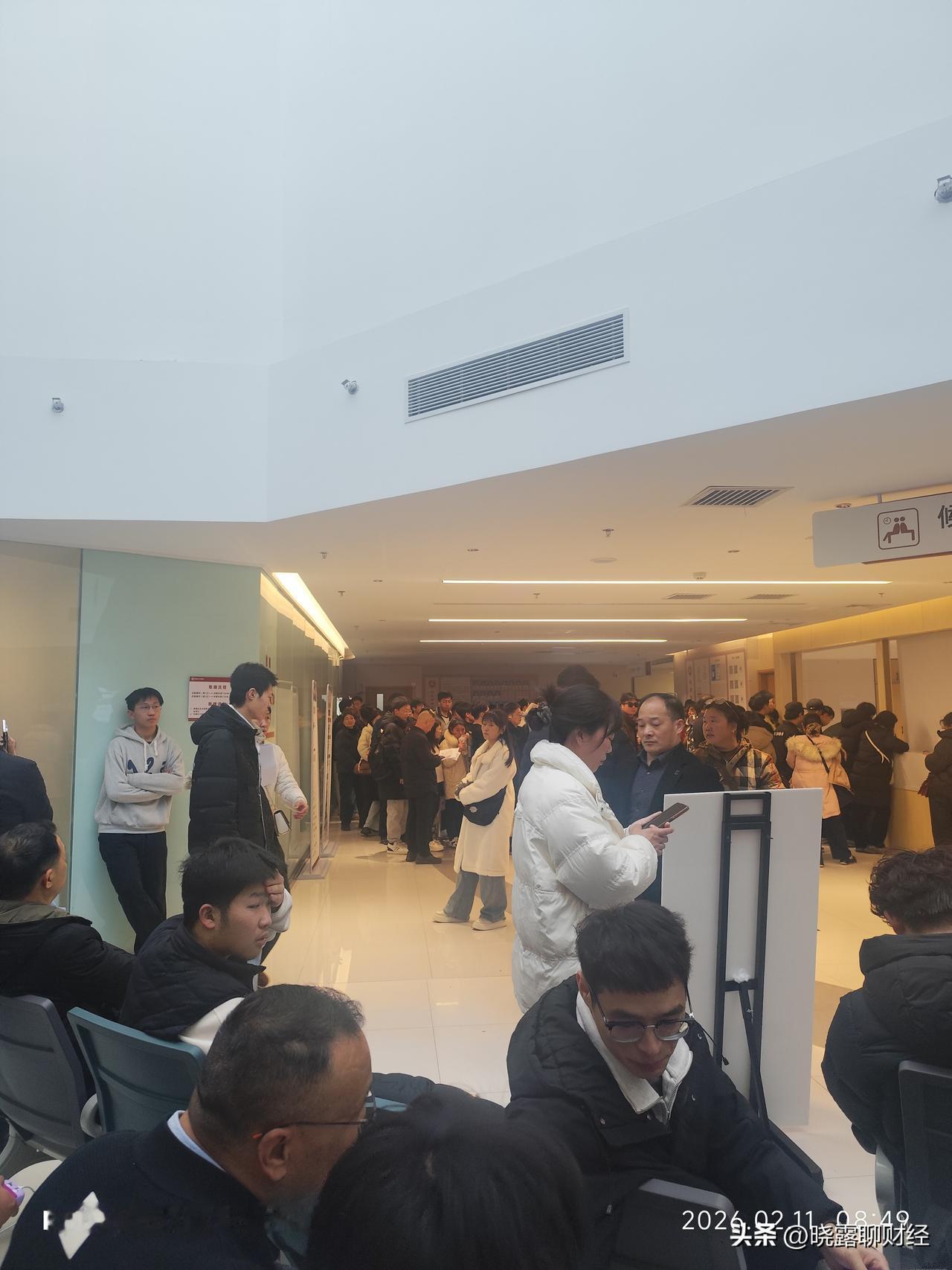 郑州眼科挤爆！从早排到晚，医生加班到七点，今天人更多！本想昨天错峰检查，从一大