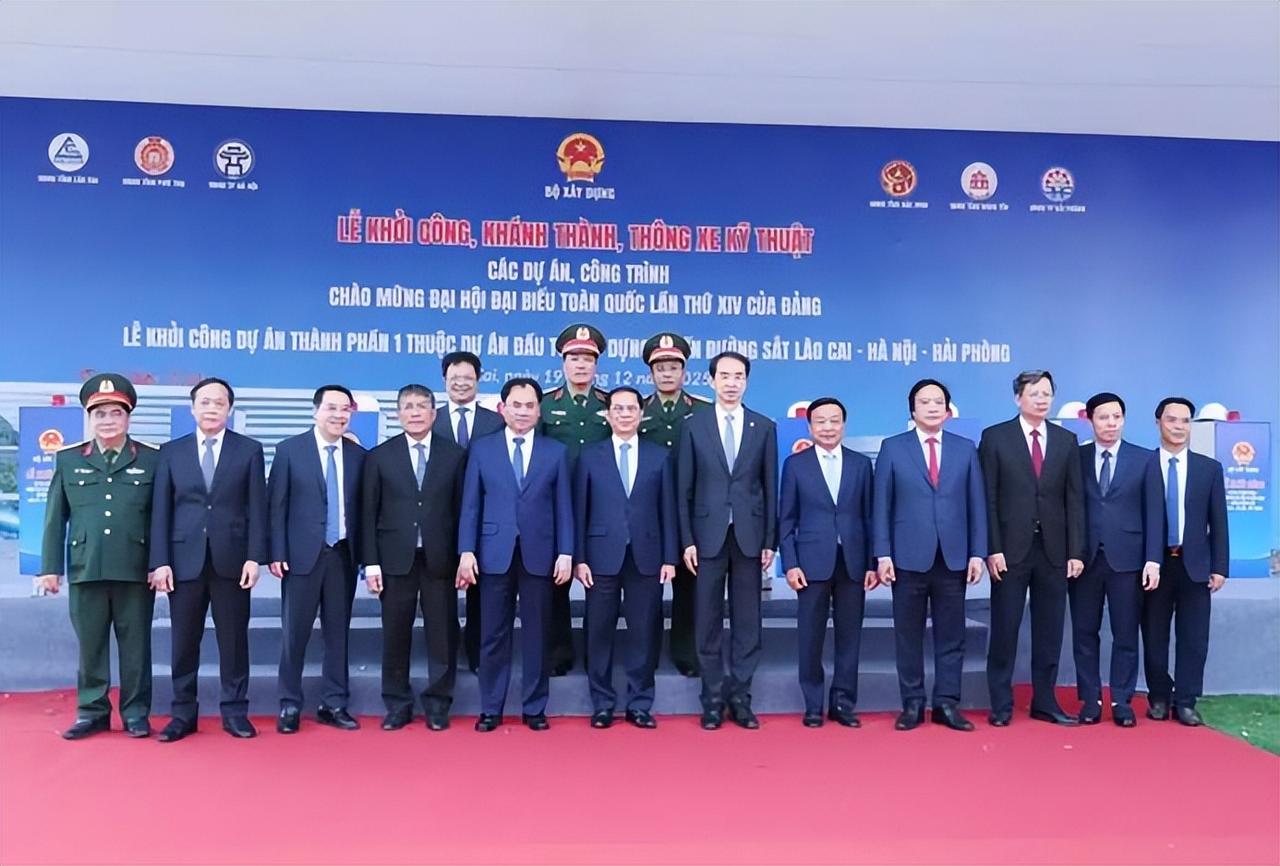 最近国际上有个很有意思的现象，没有任何外交造势，蒙古、朝鲜、越南三个中国邻国，却