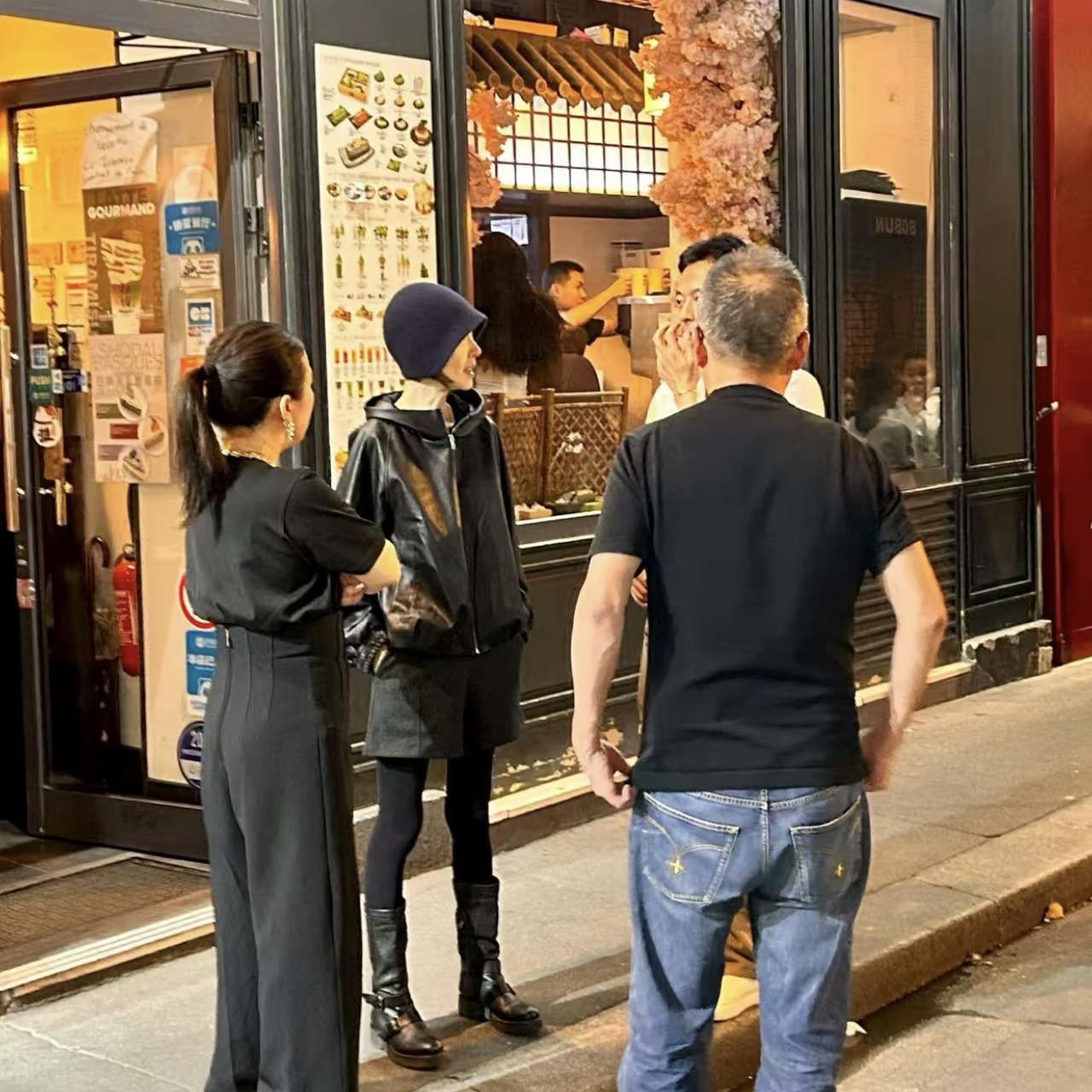 偶遇56岁鲁豫在巴黎吃饭，穿皮衣配短裤不伦不类，身材消瘦小腿大腿快一样粗了。